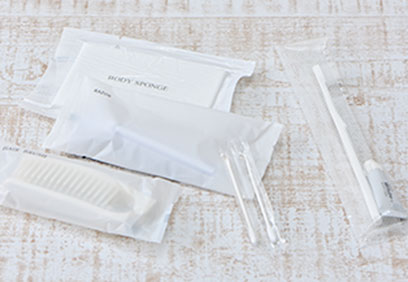 写真：歯ブラシ、くし、髭剃り、ボディースポンジ、綿棒